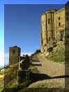 Remarquer la coquille Saint Jacques à gauche de l'allée qui mène à l'entrée du château.