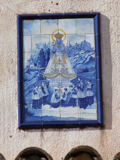 Azulejo représentant la Moreneta (Vierge de Montserrat).