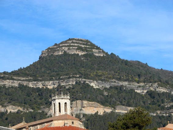 Le clocher de l'église Santa Coloma, dominé par cette forteresse naturelle...