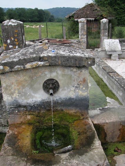 La fontaine se compose d'un petit édicule en dalles de calcaire.