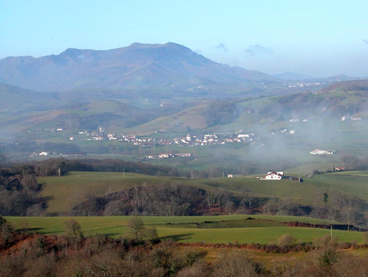 Armendaritz vu d'Elhigna, avec le massif du Baïgura à l'arrière plan.