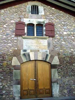Belle façade bas-navarraise, avec la porte principale et les fenêtres supérieures entourées d'un appareillage de pierres en forme de bouteille.