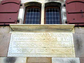 Linteau de 1790 sur la façade ci-contre. Johannes Duhalde et Dominica d'Ohet.