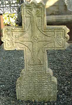 Croix datée de 1677.