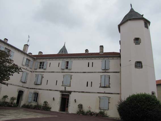 Le château de Salha qui sert actuellement de mairie.