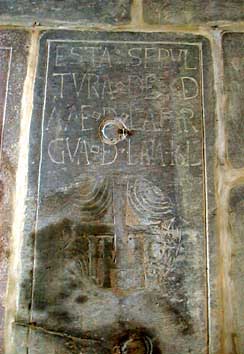 Ecritures en espagnol, et remarquer le IHS (Jésus Sauveur des Hommes) inséré dans le motif décoratif. Cette dalle est datée de 1612.