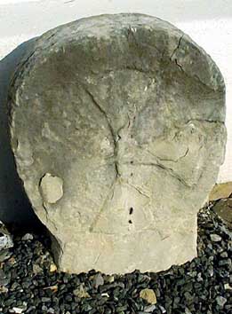 Croix de Malte sur une stèle discoïdale