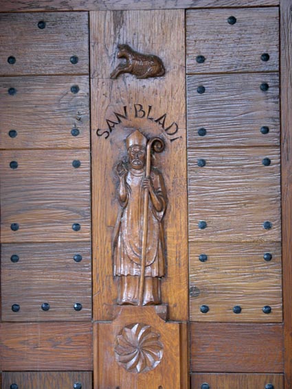 Saint Blaise sur la porte de la chapelle d'Oxarty.