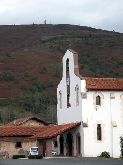 L'église paroissiale actuelle, avec le Jara à l'arrière-plan.