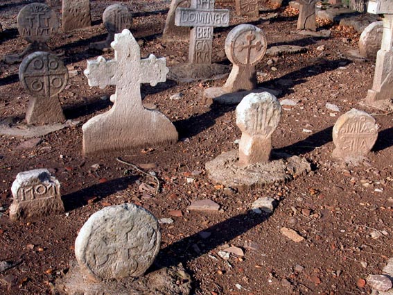Stèles discoïdales et croix navarraises du cimetière entourant la chapelle saint Vincent.