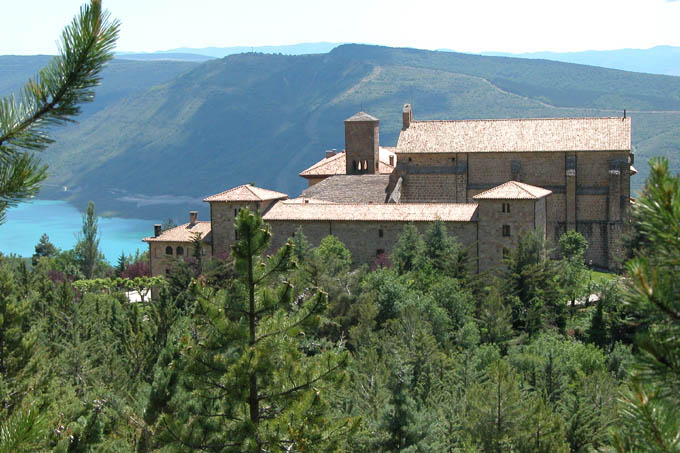 Le monastère de Leyre dominant l'embalse de Yesa.