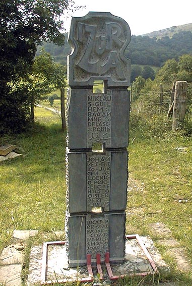 Stèle sur le bord du chemin de Saint Jacques, à l'entrée d'Ostabat.