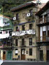 La mairie, les banderolles rclament le retour des prisonniers politiques au Pays Basque.