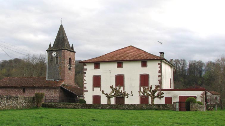 Face à l'église Sainte Madeleine de Beideger, la maison Priorenia.