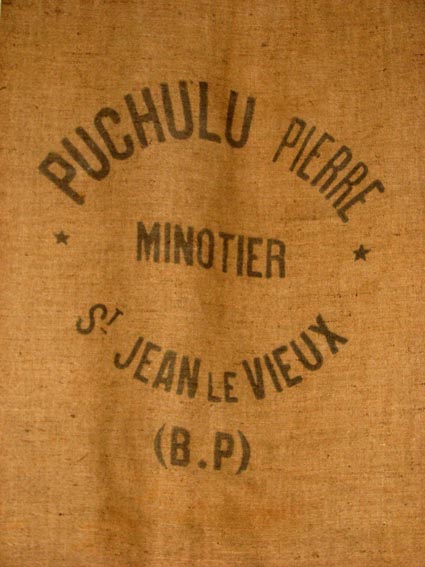 Remarquer l'inscription "BP" sur le sac: Basses Pyrénées...