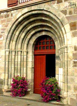 Portail de l'église Sainte-Eulalie, placé sur la façade Sud de la maison de retraite