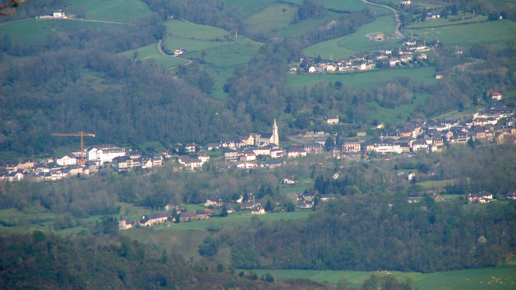 Le village de Tardets, vu depuis le Pic des Vautours.