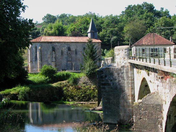 L'église de Viellenave et le pont sur la Bidouze.