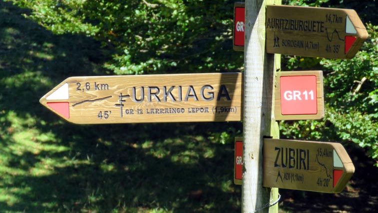Le col d'Urkiaga est annoncé à 2,600km et 45' de marche.