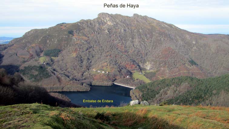 Les Peñas de Haya dans l'axe de l'embalse de Endara