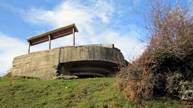 Une table d'orientation a été placée sur les vestiges d'un bunker