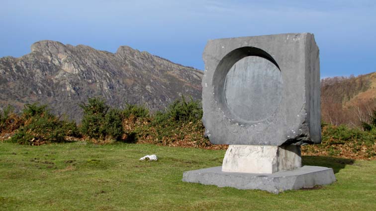 Les Peñas de Haya et le monument de J. Oteiza à la mémoire du Padre Donostia