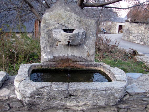 Fontaine sur la place de l'église, à proximité de laquelle se trouve une table d'orientation.