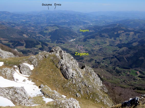 La vallée Zegama avec Ernio en arrière-plan.