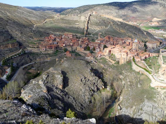 Vue quatre étoiles sur Albarracín et les méandres du río Guadalaviar.