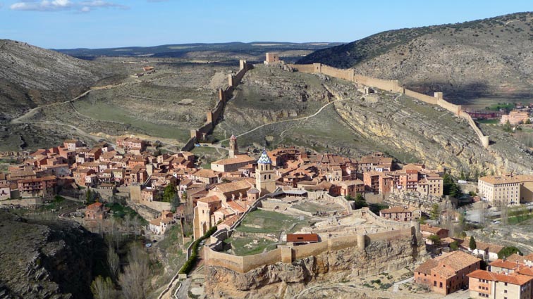 Vue quatre étoiles sur Albarracín et les méandres du río Guadalaviar.