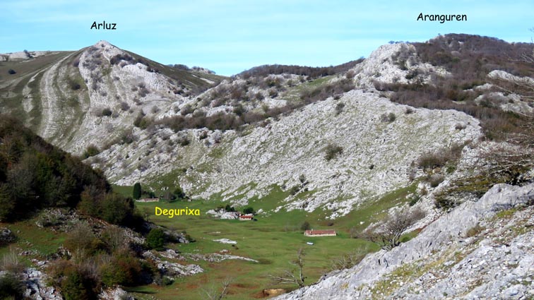 Nous dominons le très beau plateau encaissé de Degurixa, dominé à l'Ouest par le sommet rocheux d'Arluz.