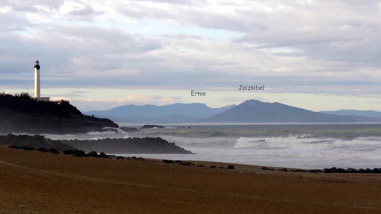 Point de vue sur le Jaïzkibel et Ernio, avec le phare de Biarritz au premier plan sur la gauche.