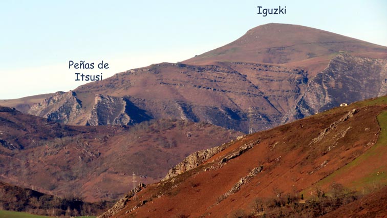 Nous voyons très bien à l'Ouest, en-dessous et à gauche d'Iguzki, les falaises des Peñas de Itsusi.