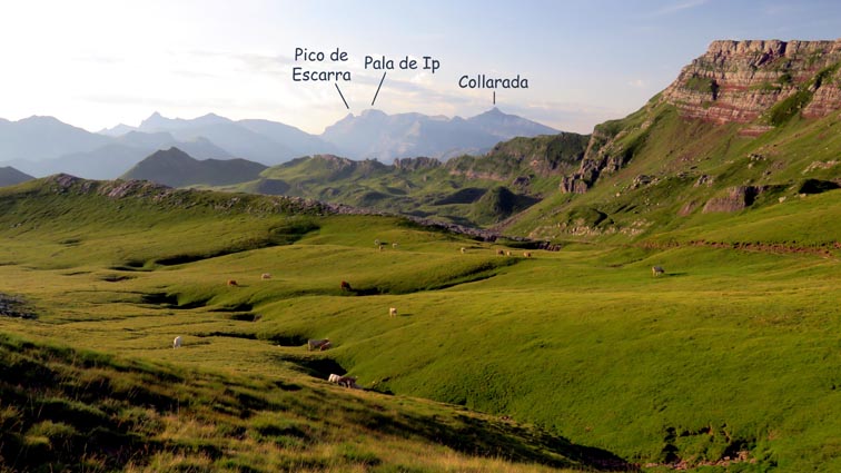 La Collarada se détache à droite de la Pala de Ip et du Pico de Escarra.