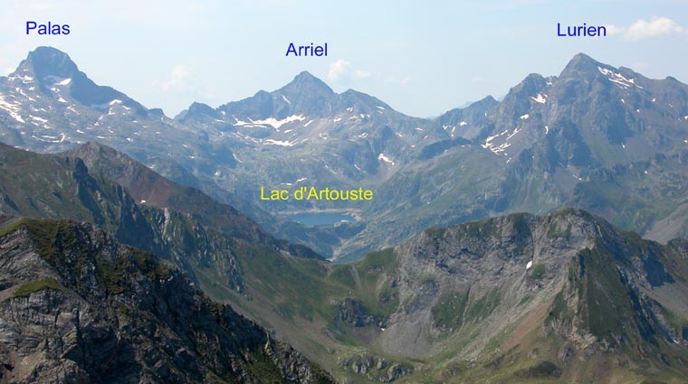Artouste dominé par le Palas, l'Arriel et le Lurien.