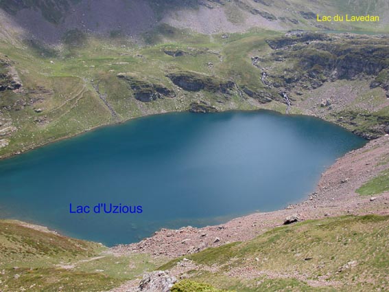 Vue plongeante sur les lacs d'Uzious et du Lavedan.