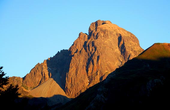 Lever de soleil sur le sommet du Pic du Midi d'Ossau.