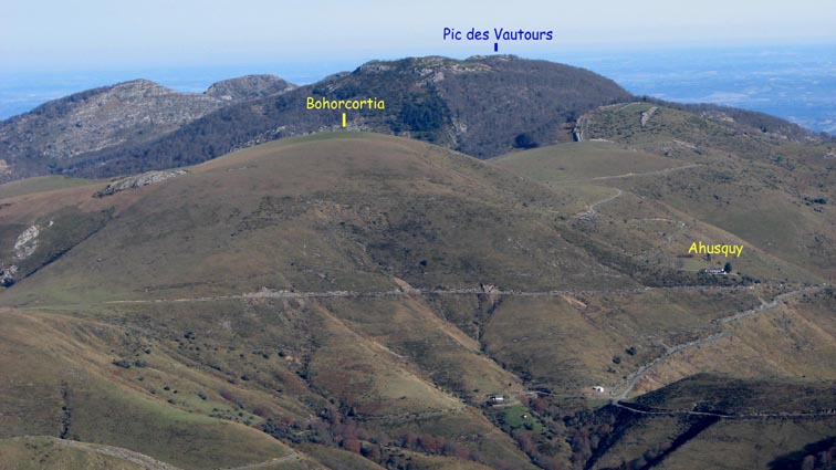 L'auberge d'Ahusquy, avec le sommet de Bohorcortia et le Pic des Vautours.