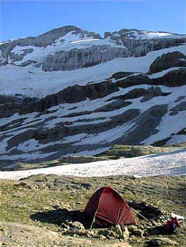 Notre tente face au Mont Perdu.