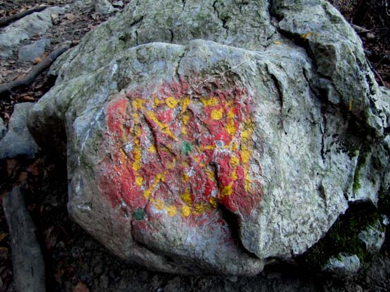Le blason de la Navarre peint en rouge et jaune sur un rocher