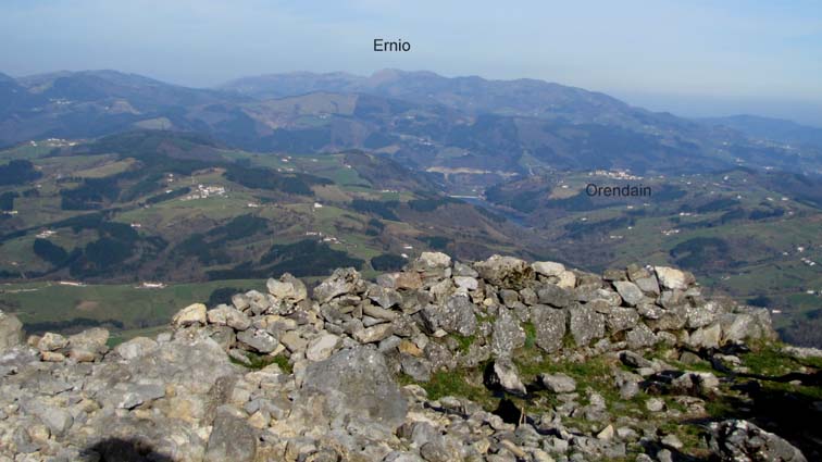 Les vestiges du mur d'enceinte avec Ernio et le village d'Orendain 