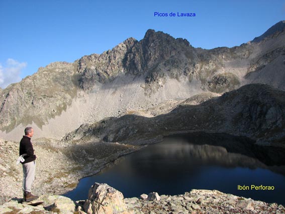Los picos de Lavaza derrière l''ibón Perforao