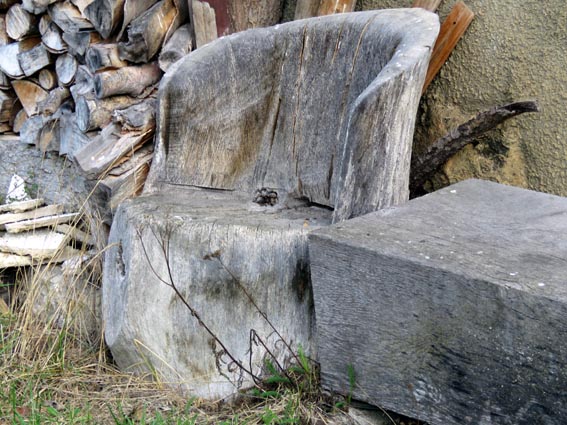 Fauteuil taillé dans la masse d'un billot de bois