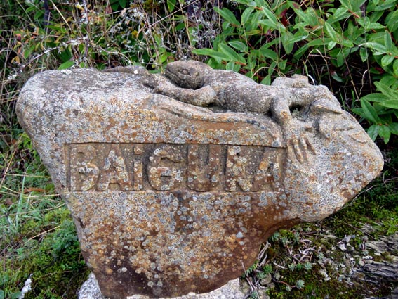 Une pierre gravée indique la direction du Baigura, et une salamandre (ou un lézard) est gravée en partie supérieure...