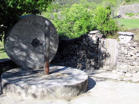 Lecina: meule placée à côté de la fuente de Pocino