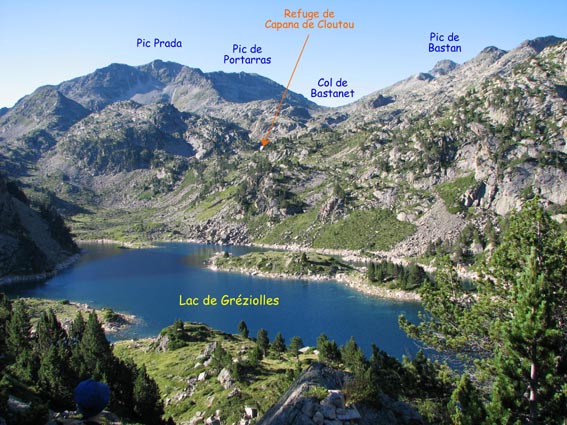 Le lac de Gréziolles et le Pic de Bastan.