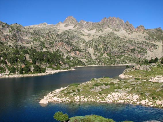 Le lac de Gréziolles et le Pic des Quatre-Termes.