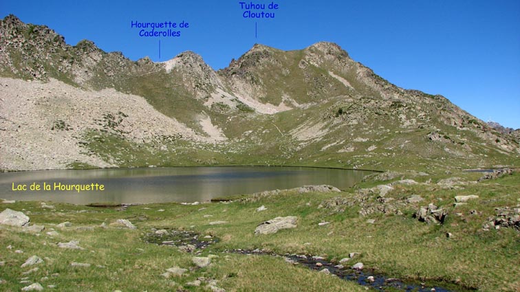Le lac de la Hourquette et la hourquette de Caderolles.
