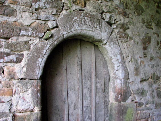 Maison Lespérats: une porte dont la clé de voûte porte la date de 1652.