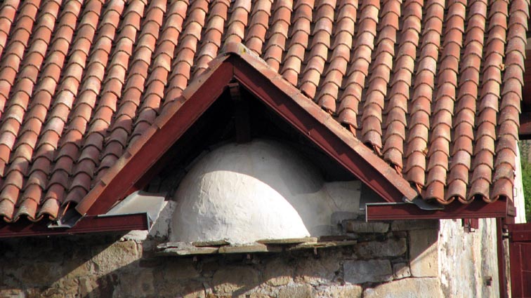Le four, étonnament placé sous le toit du moulin.
